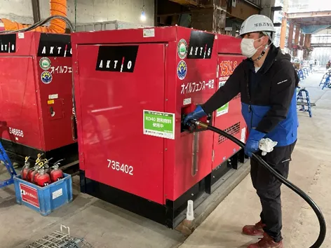 発電機に「RD40」を給油している様子