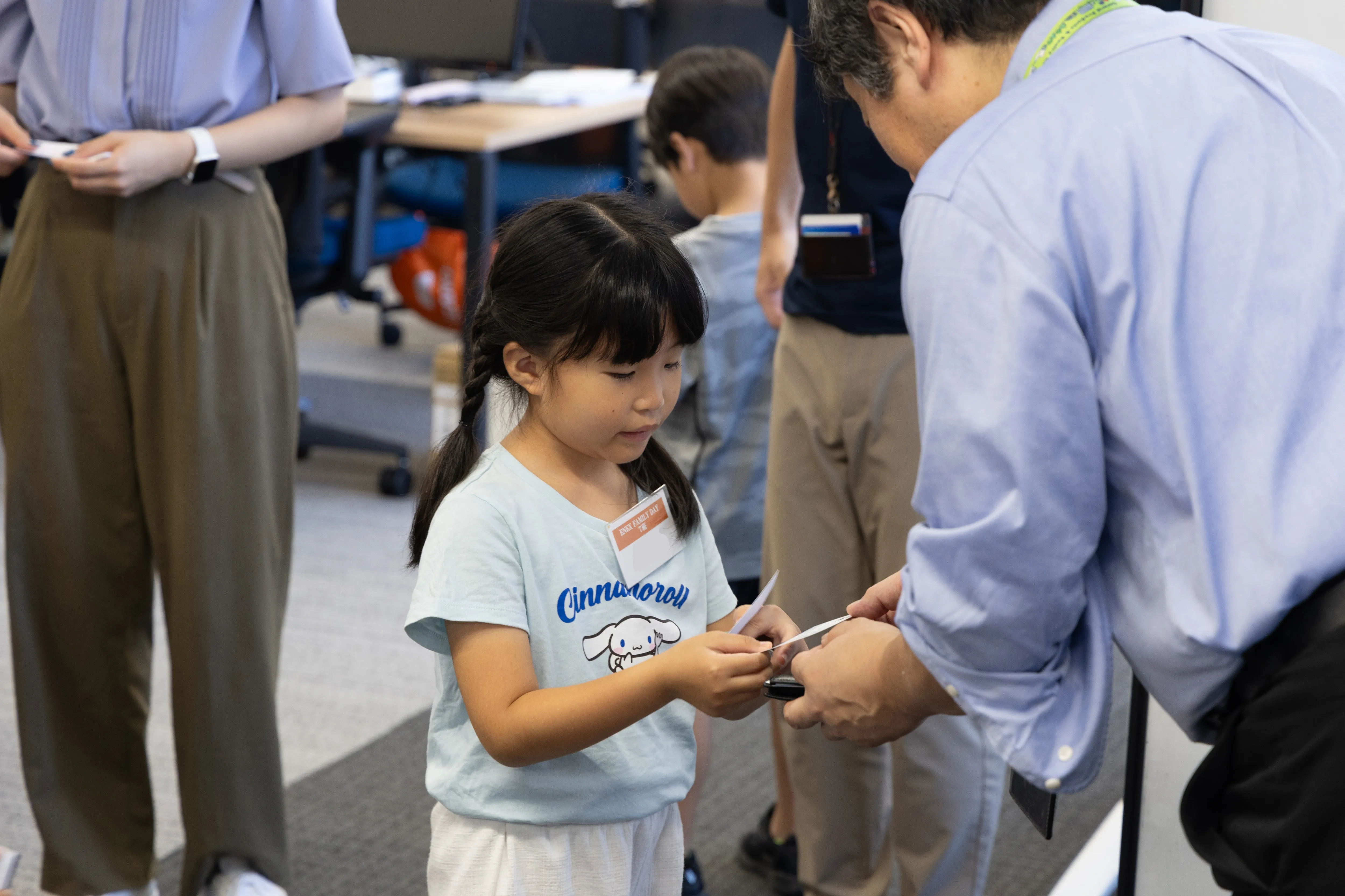 子どもが社員と名刺交換する様子