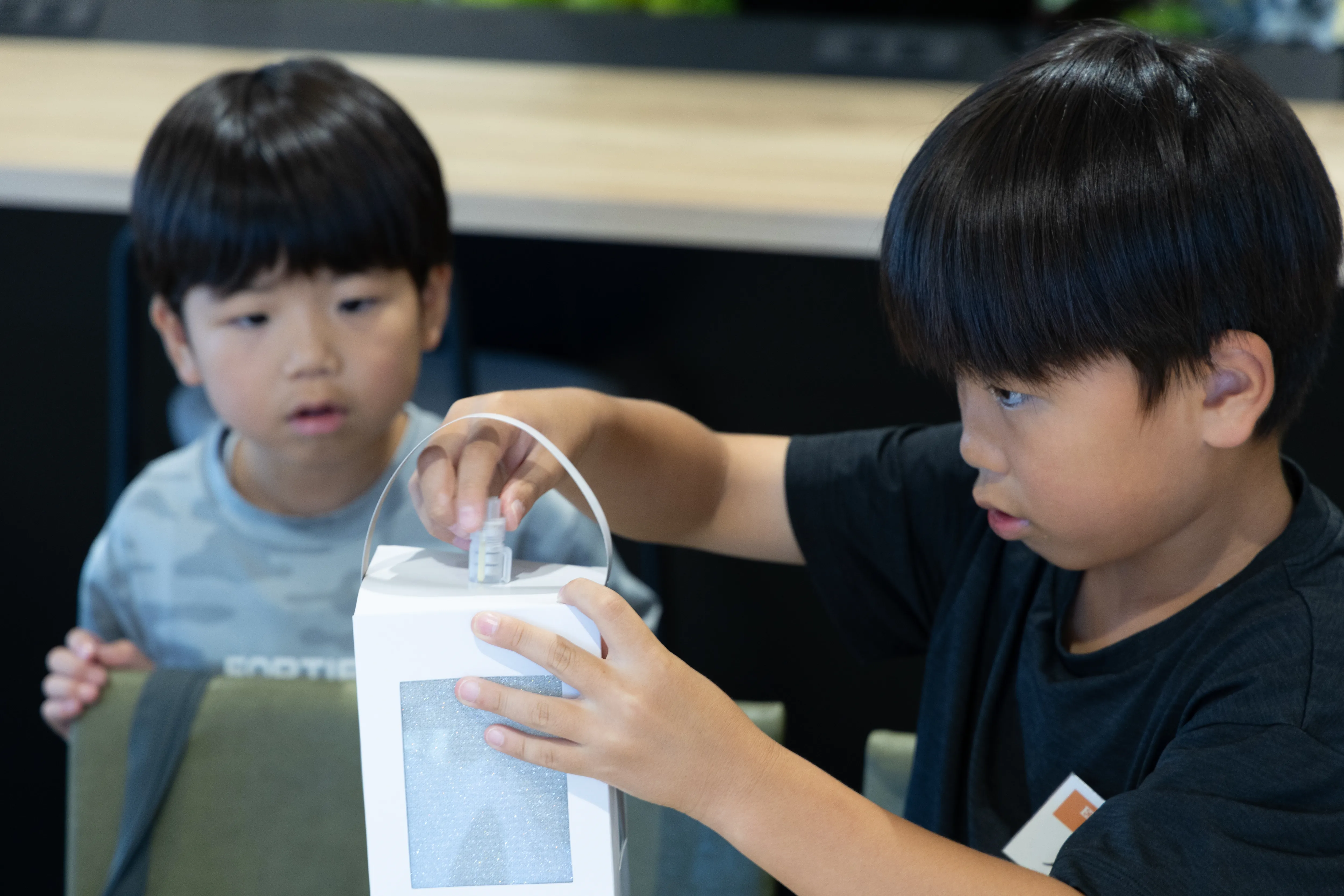 真剣な眼差しで工作している様子