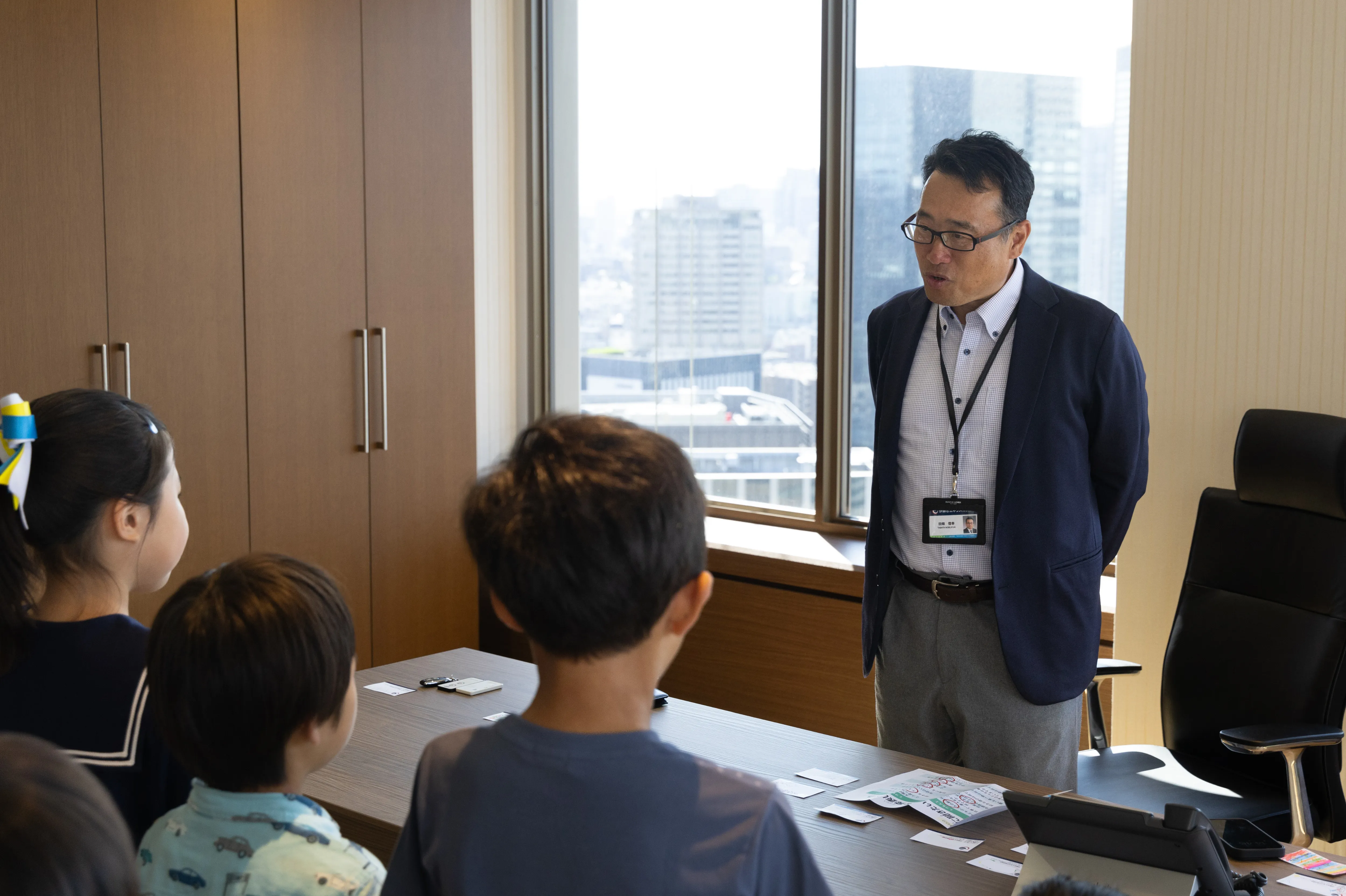 社長室で子どもが社長に質問している様子