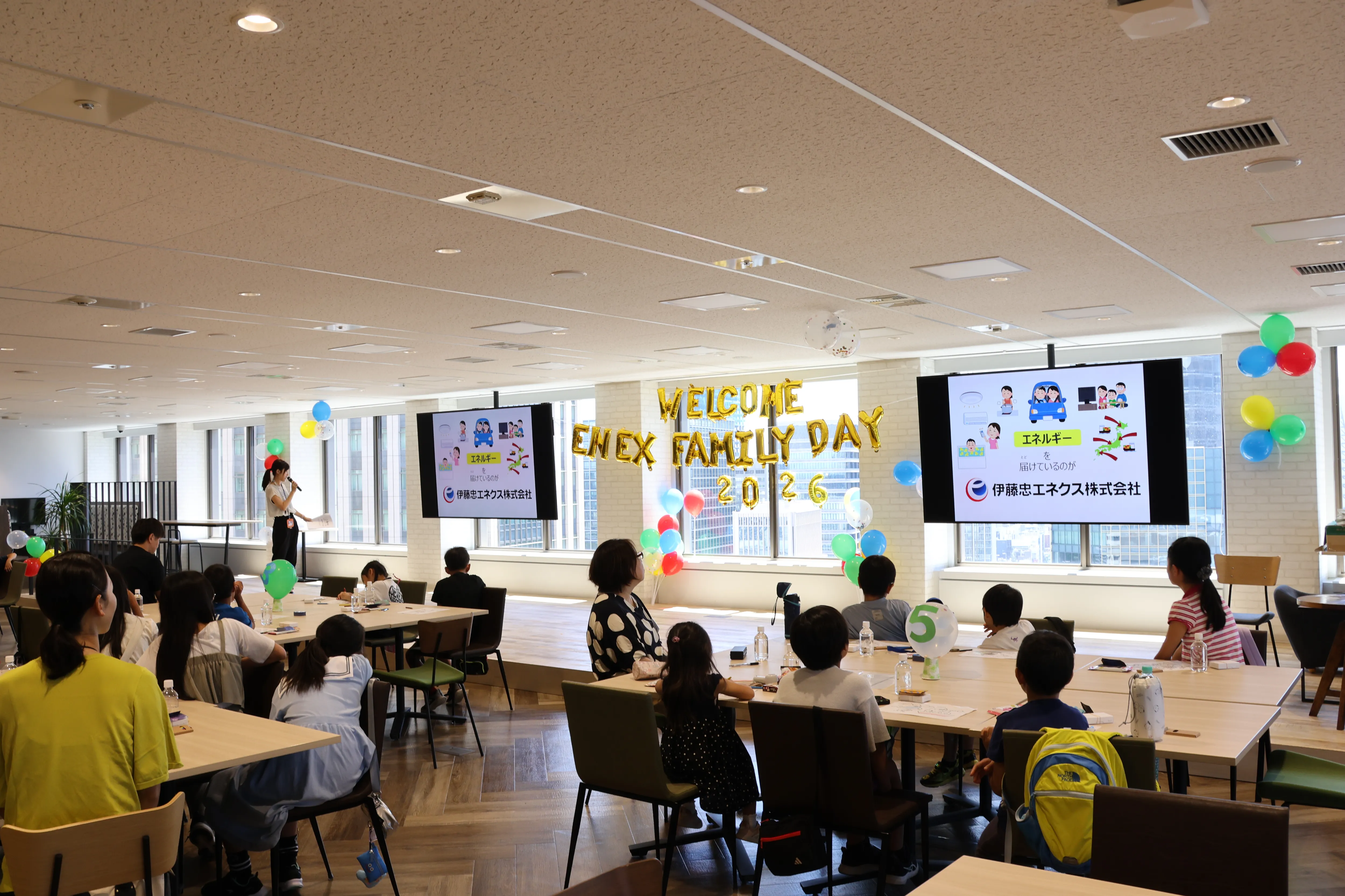 子どもたちが伊藤忠エネクスについて学ぶ様子