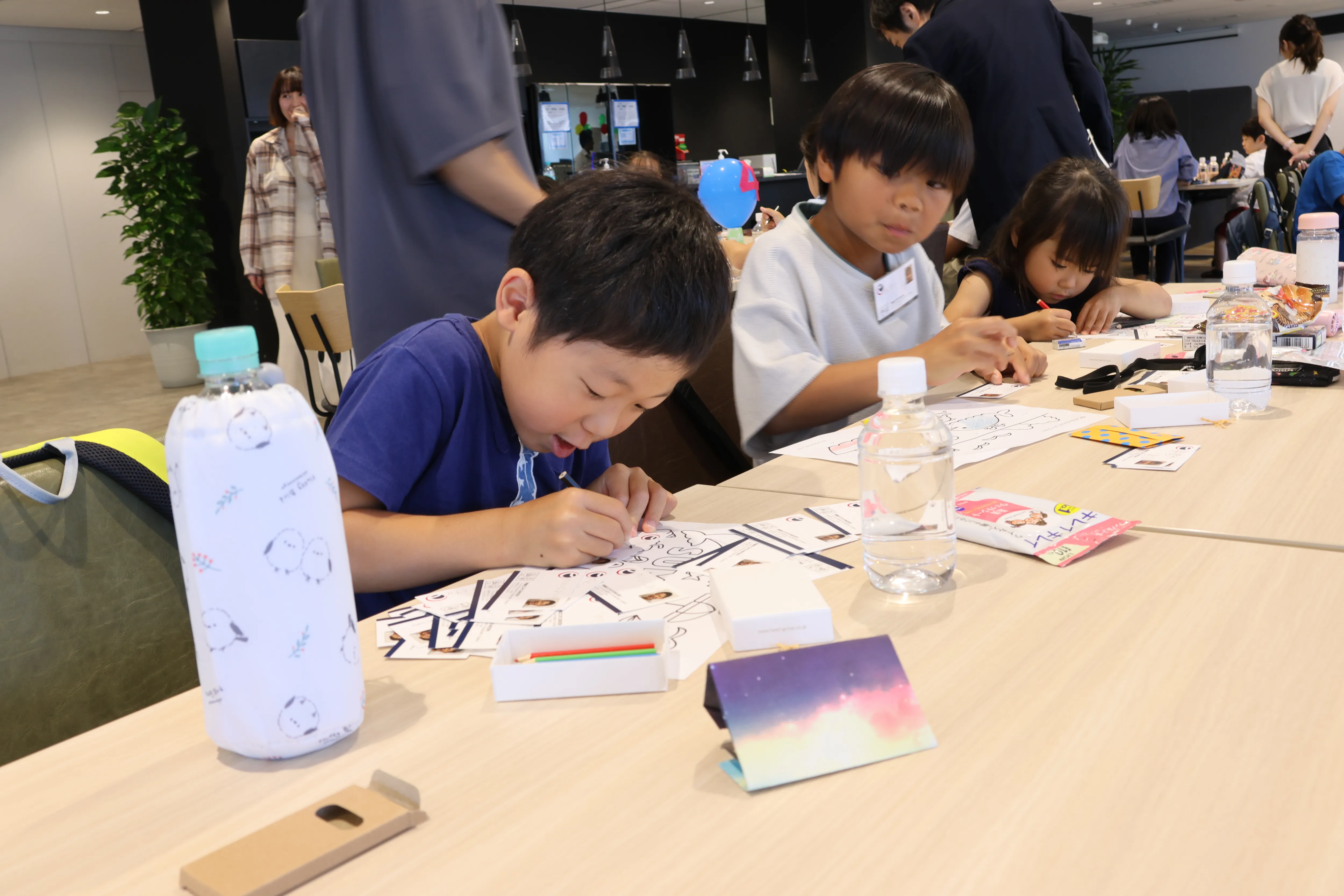 子どもたちが名刺作成をする様子