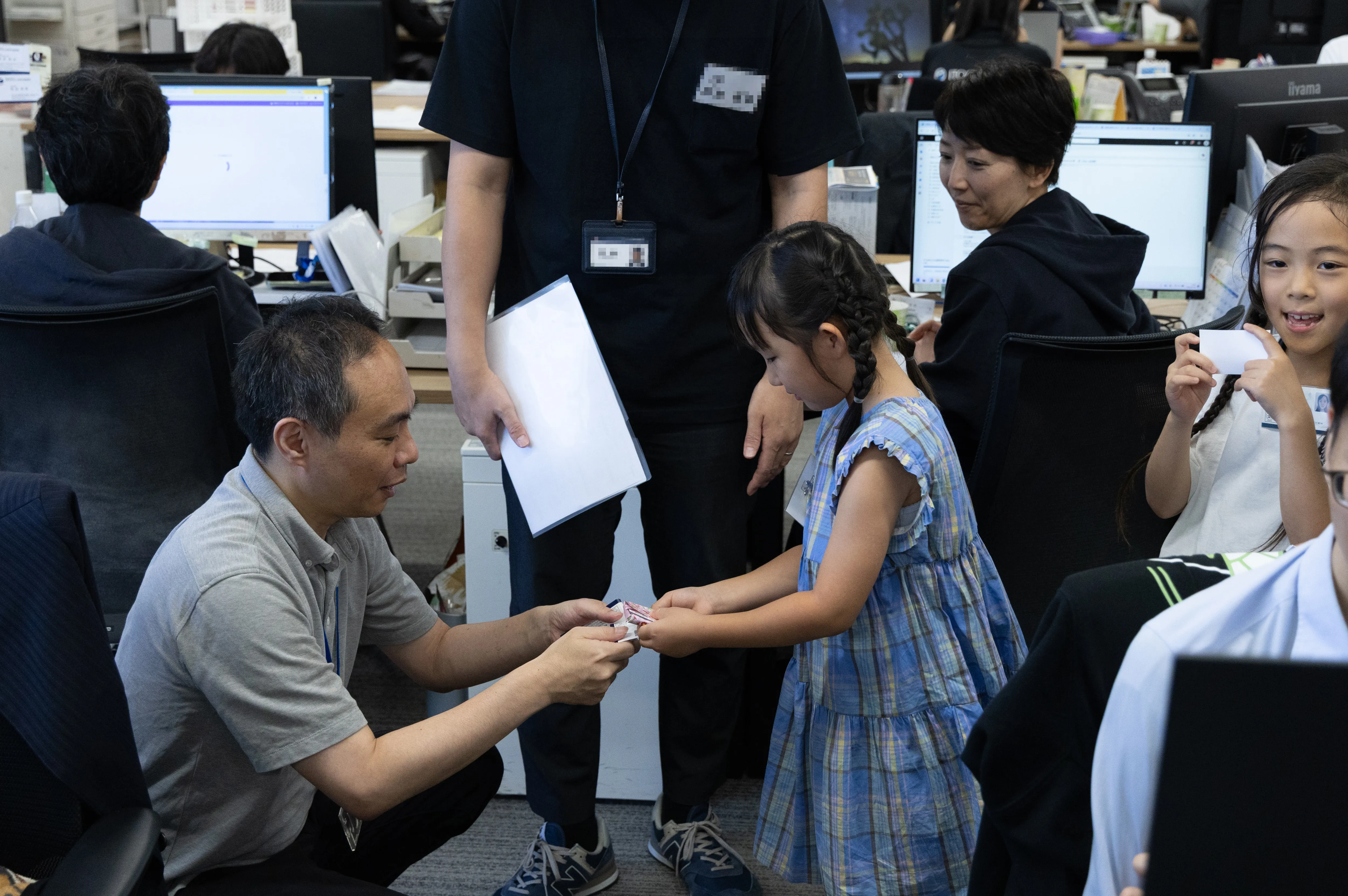 子どもたちが名刺交換をしている様子