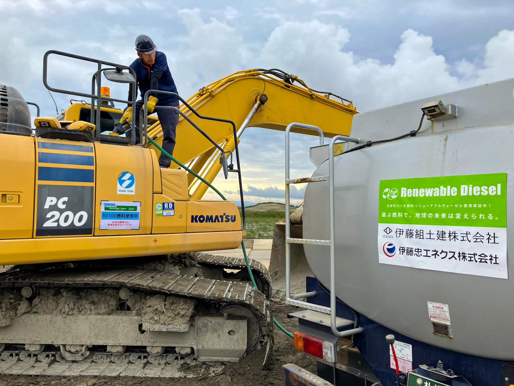 配送ローリーから建設機械へRDを給油している様子