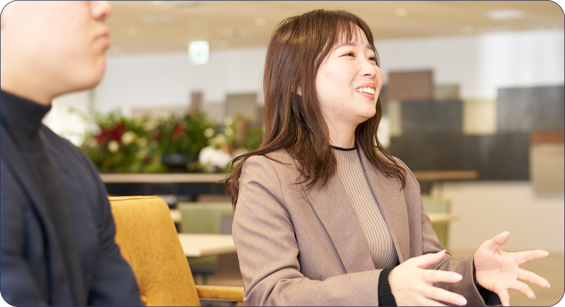 先輩社員の背中を追いながら、実践で着実に力をつけていく