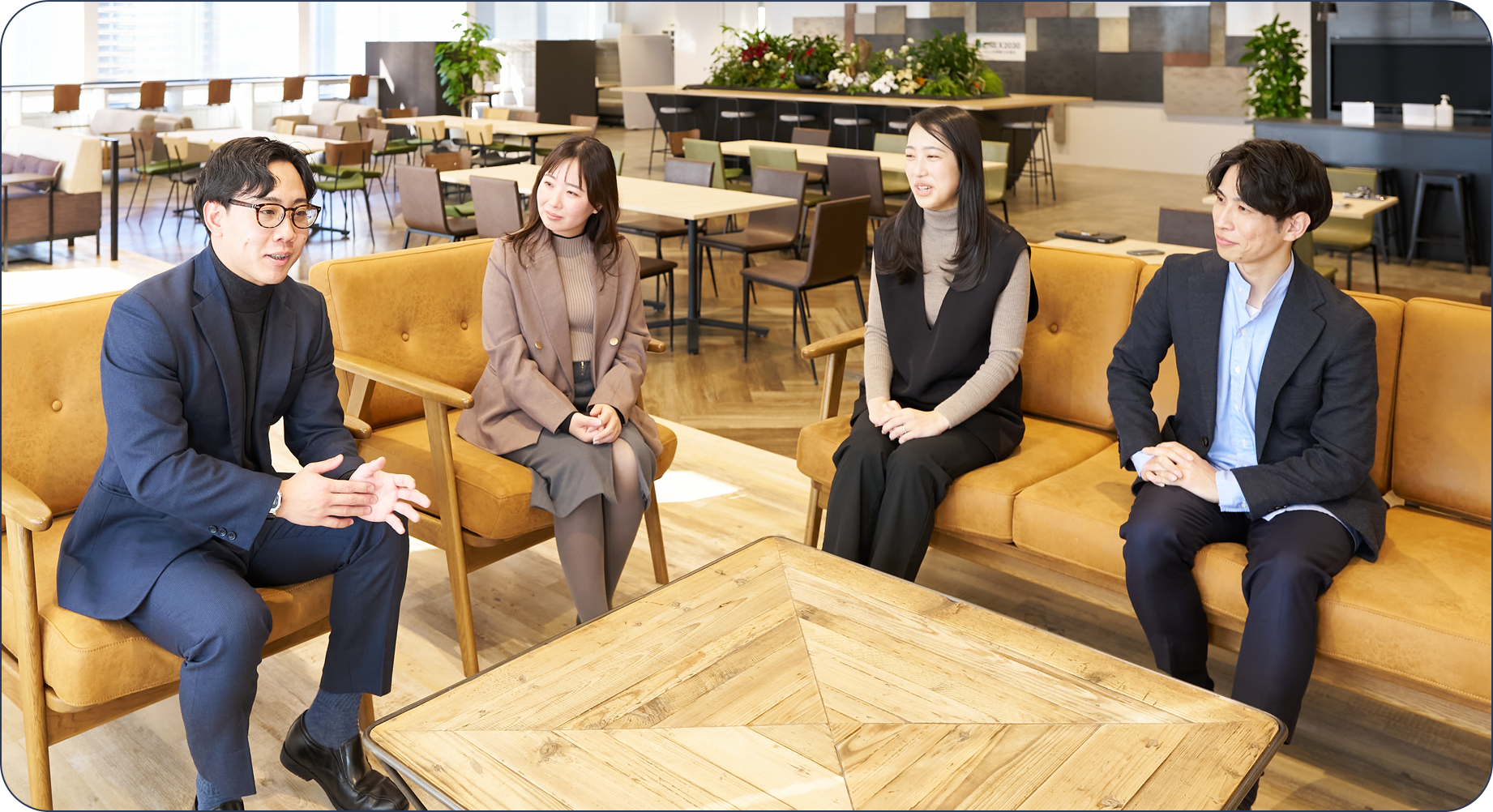 先輩社員の背中を追いながら、実践で着実に力をつけていく