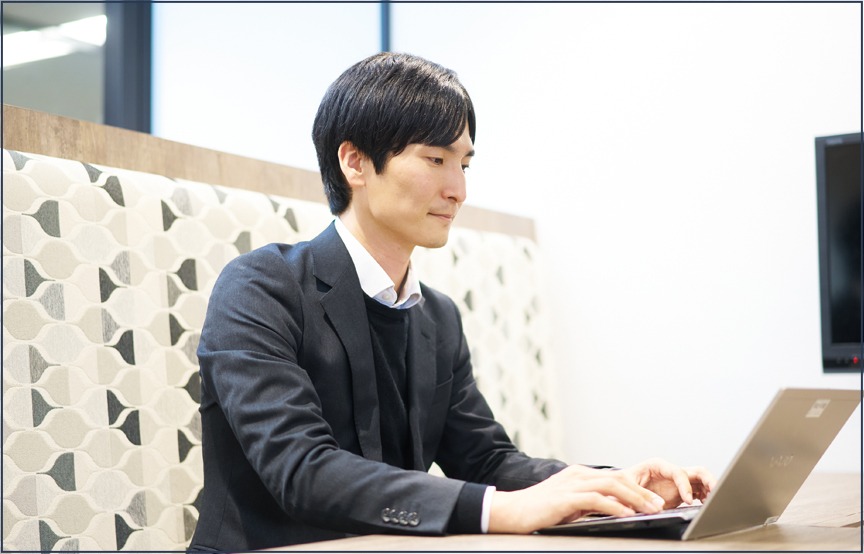 社内にて事務作業